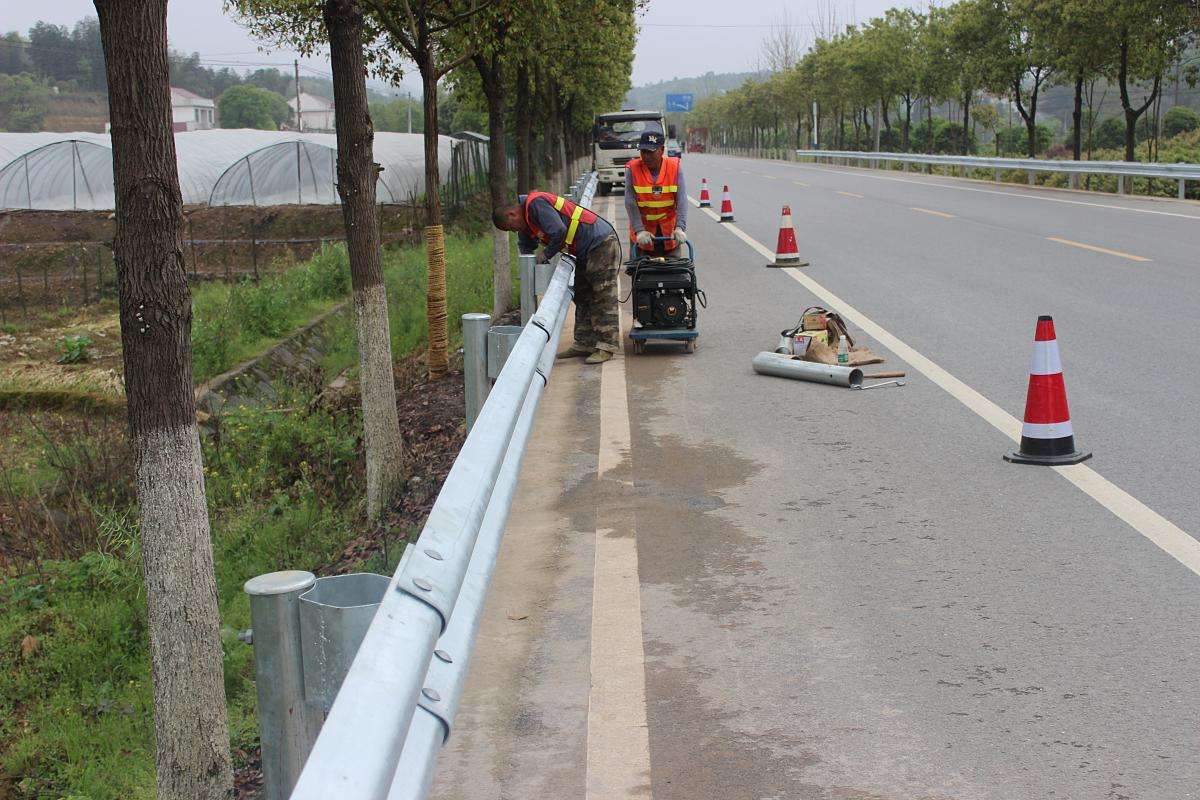 公路波形護欄平時應(yīng)該怎么維護呢？